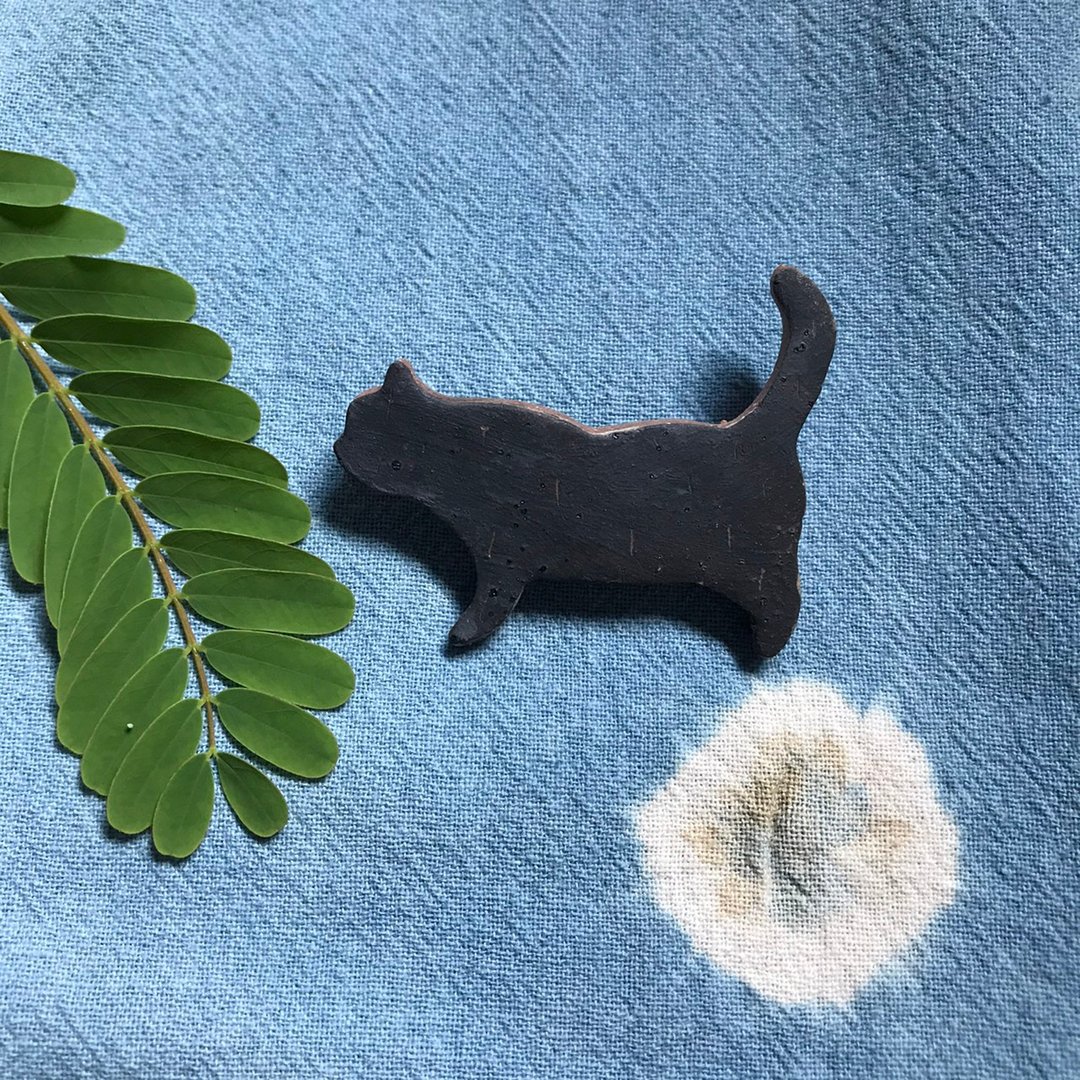 Black Cat  / ceramic brooch / handmade - 胸针 - 陶 黑色