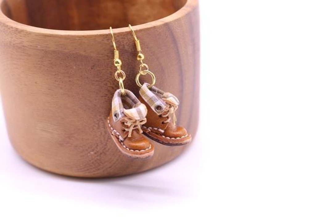 Small leather boots swaying pierced earrings | with chocolate lining - 项链 - 真皮 