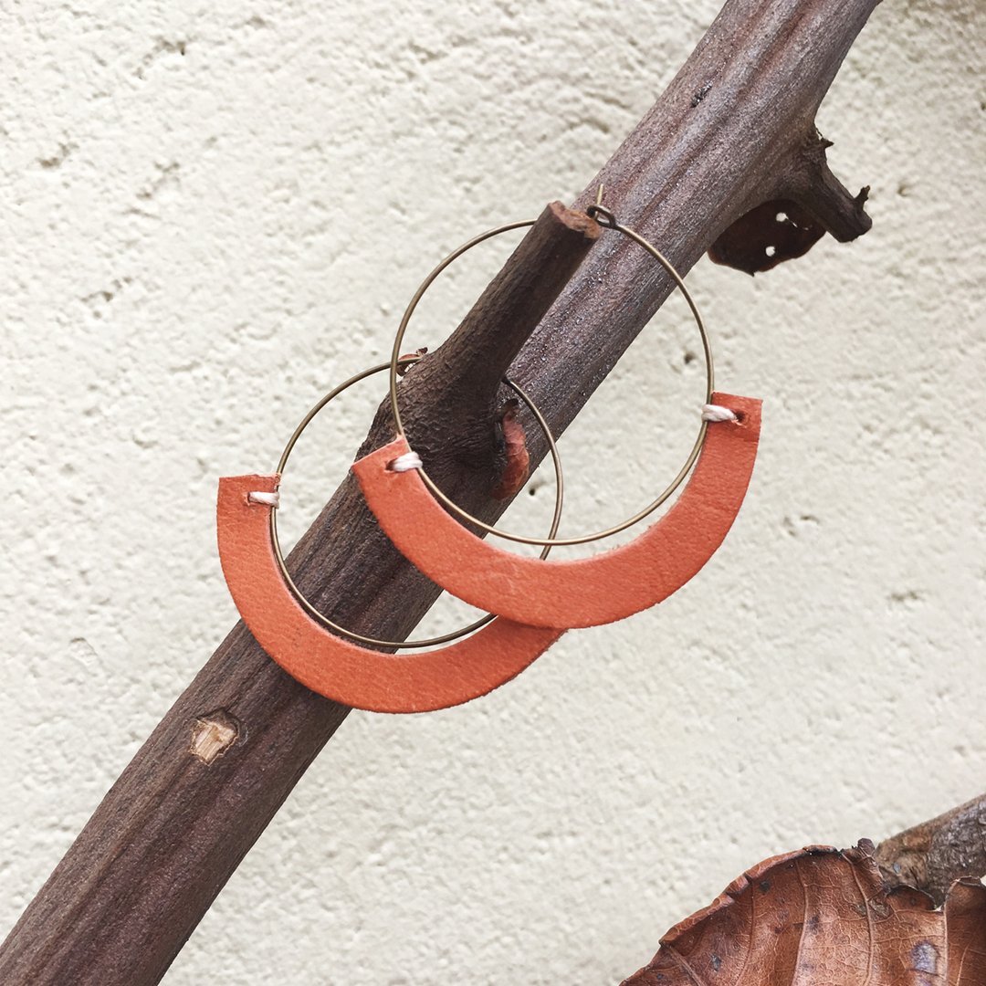 LEATHER ROUND BIG HOOP EARRINGS - KE06 - 耳环/耳夹 - 真皮 橘色