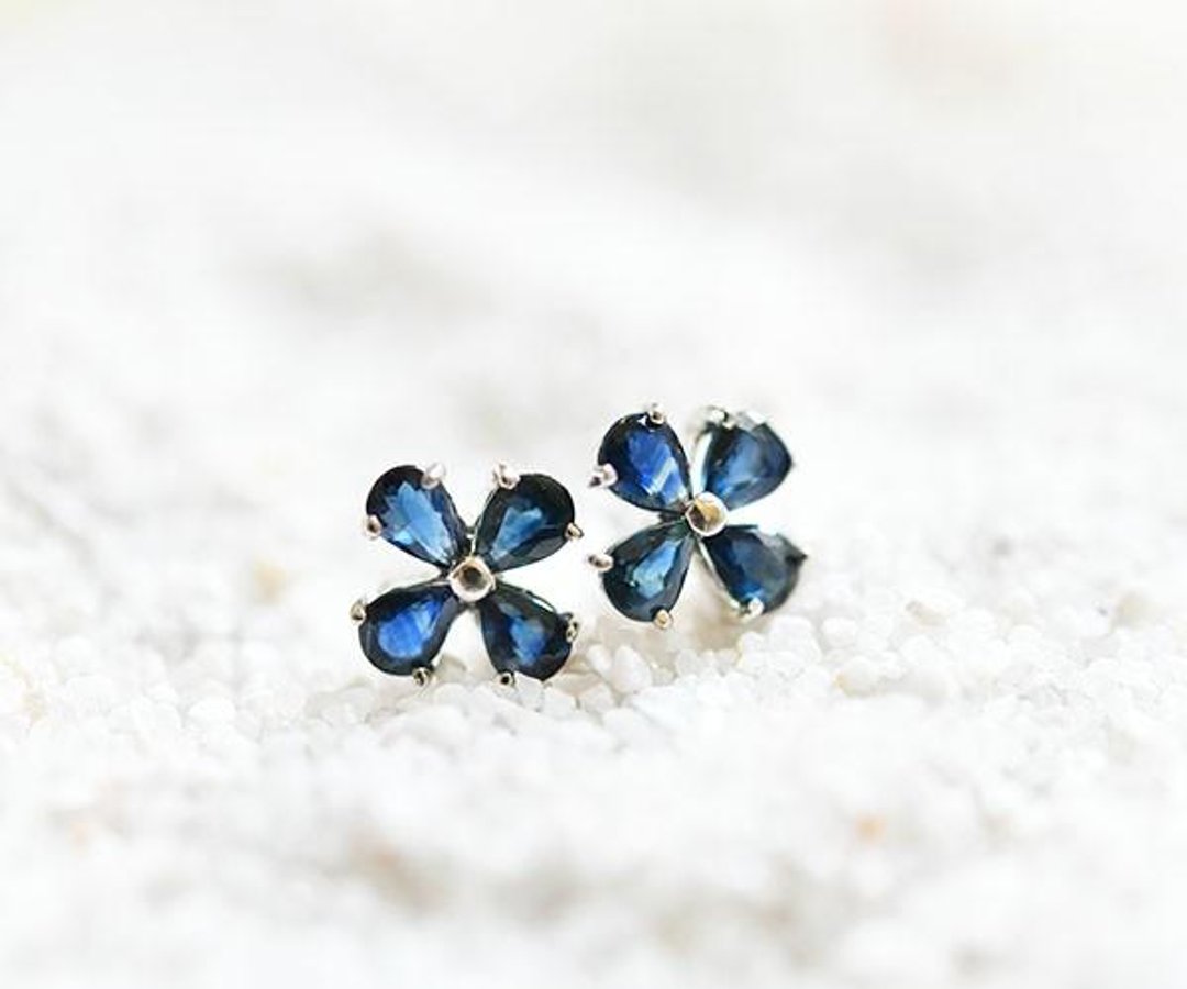 Increase charisma, victory, fortune, etc. Clover blue sapphire stud earrings September birthstone - 耳环/耳夹 - 宝石 蓝色