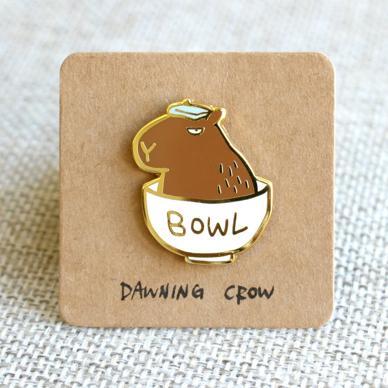 BOWL里泡汤水豚 别针/胸针/扣针 - 胸针 - 其他金属 咖啡色