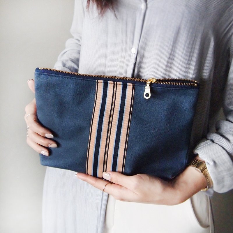 有底收纳包  配色织带款 深蓝色 - 化妆包/杂物包 - 棉．麻 蓝色