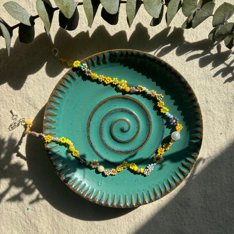 手作米珠項鍊 米珠花朵項鍊 串珠項鍊 鎖骨鏈 - 项链 - 玻璃 黄色