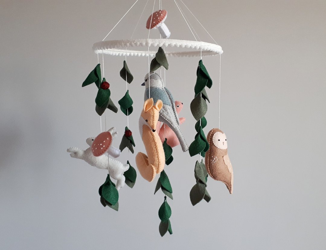 Forest crib mobile with hare, fox, owl, squirrel and gray jay - 玩具/玩偶 - 其他材质 绿色