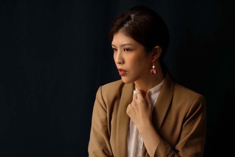 Edna 绒面微奢华小花耳环 - 耳环/耳夹 - 其他材质 紫色