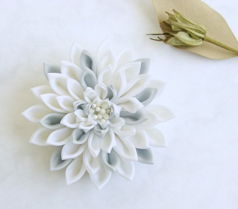 つまみ细工 白色大理花 胸花 别针 - 胸花/手腕花 - 棉．麻 白色