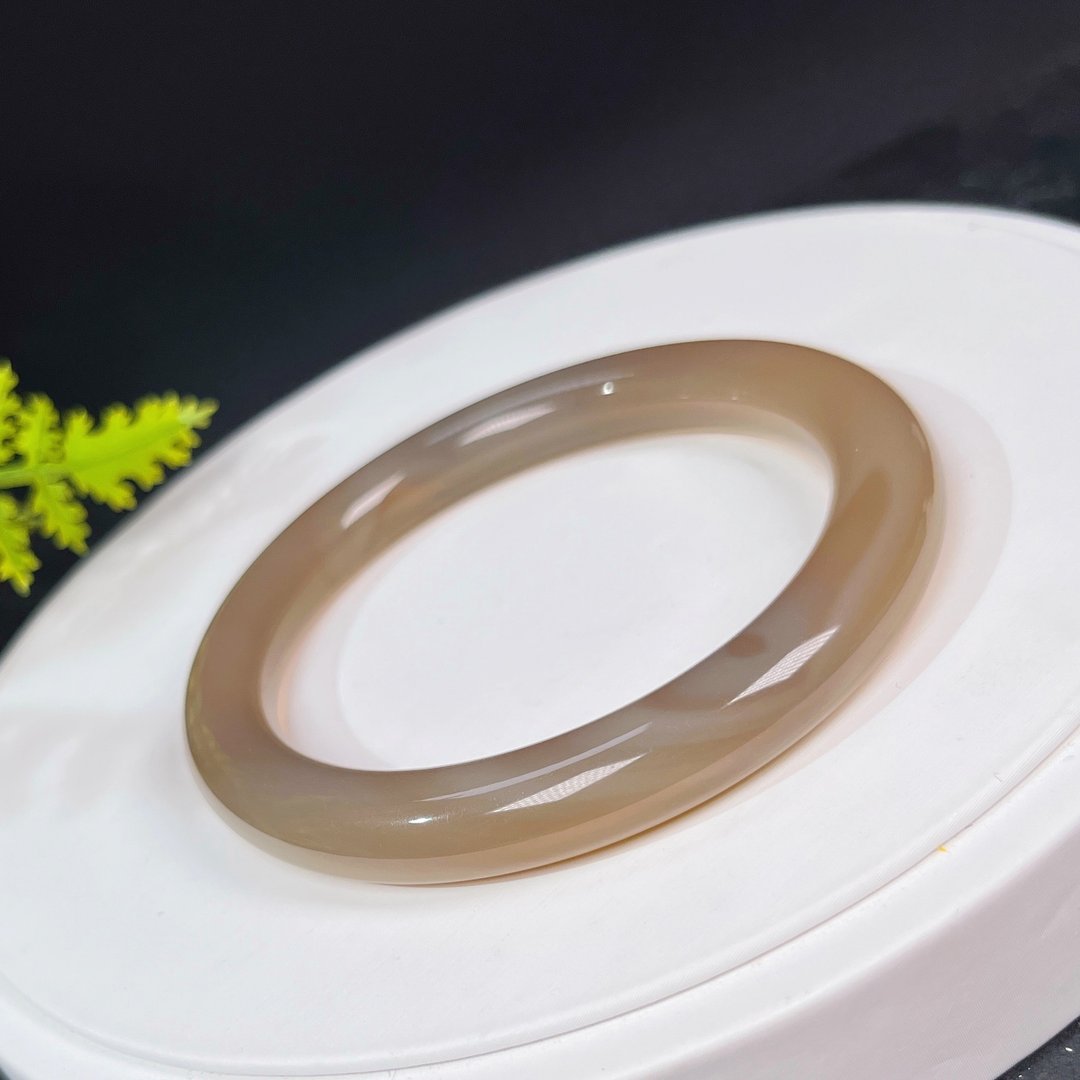 天然棕灰玛瑙手镯59MM 冰润渐变起光圆条玉髓手环 甜美俏丽雅致 - 手链/手环 - 半宝石 