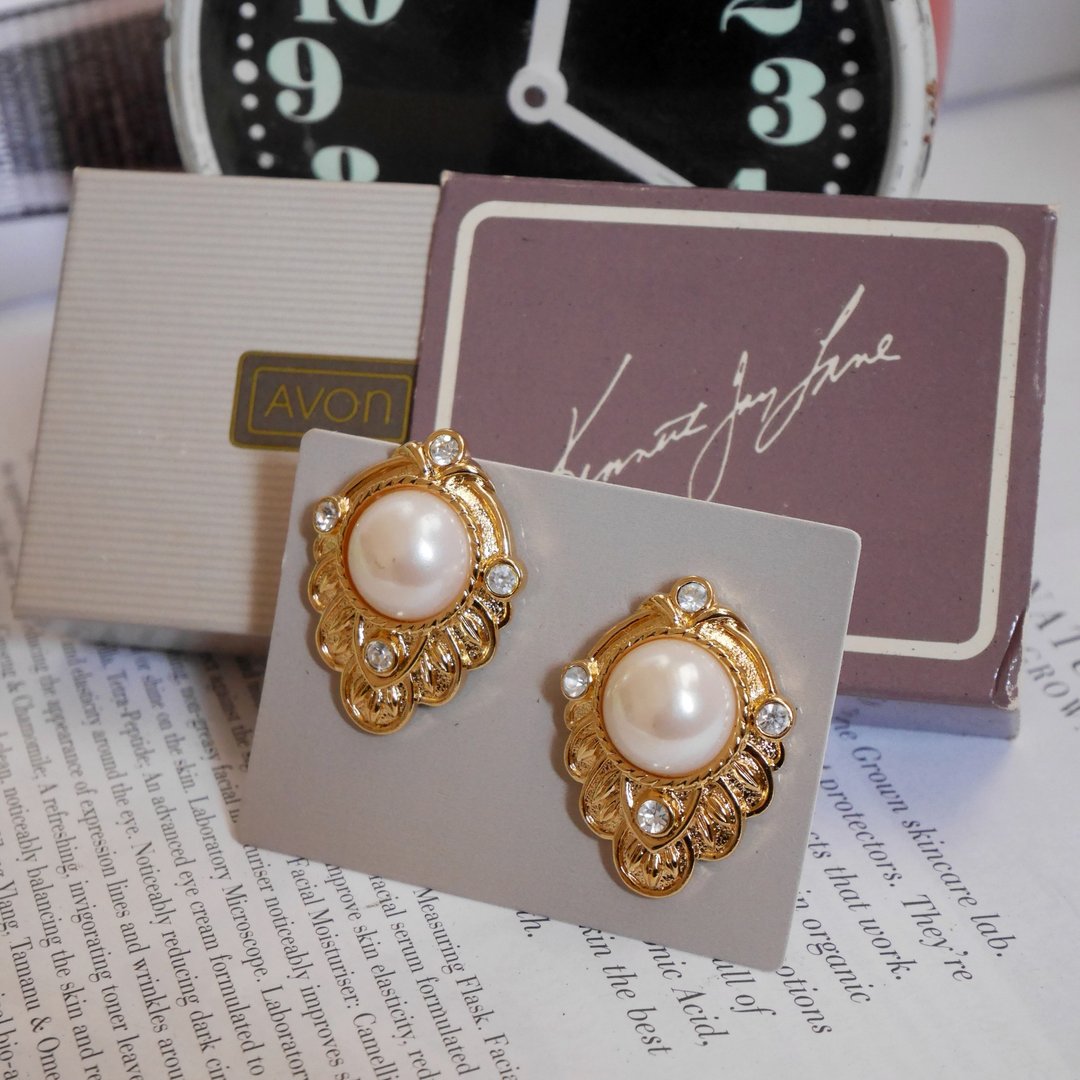 老又好古董珠宝 KJL FOR AVON 金色莱茵石珍珠针式耳环 P543 - 耳环/耳夹 - 其他金属 金色