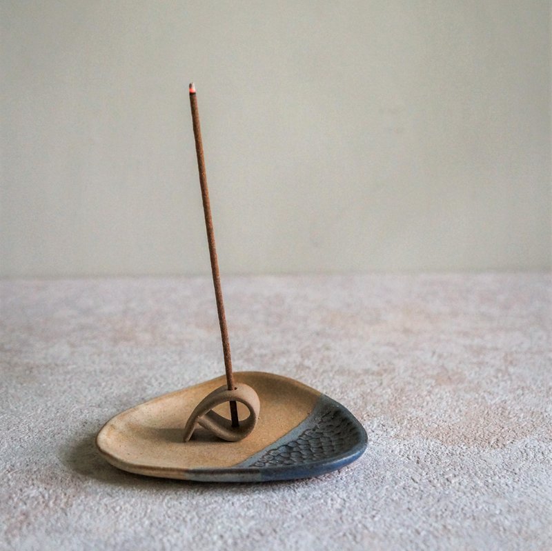 【米蓝叠色】山形香盘/线香座 - 香薰/精油/线香 - 陶 白色