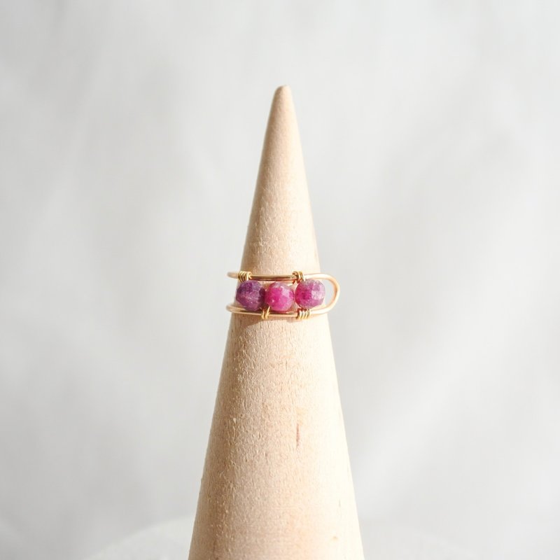 Garnet Ear Cuff – Gold – Natural Stone - 戒指 - 其他金属 红色
