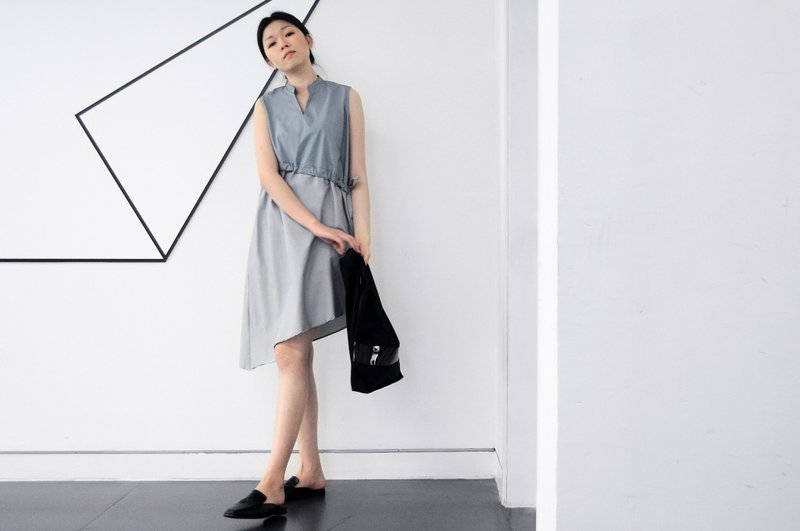 TAKE－双色V领斜裁背心裙 - 洋装/连衣裙 - 棉．麻 灰色
