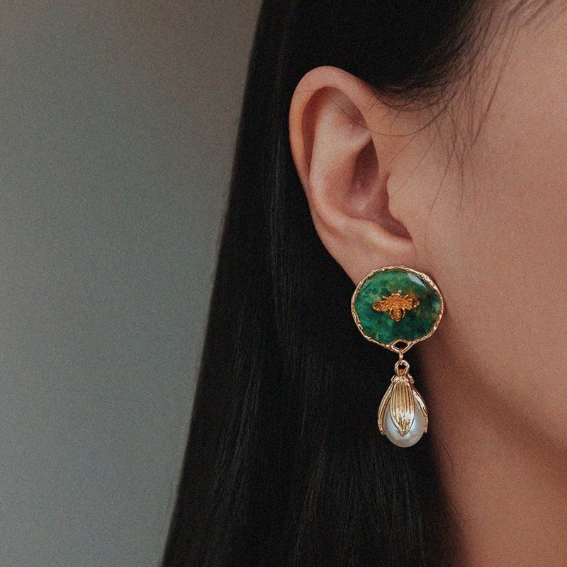 耳环 | Dreamy Bee 琥珀蜂印 - 绿 - 耳环/耳夹 - 树脂 绿色