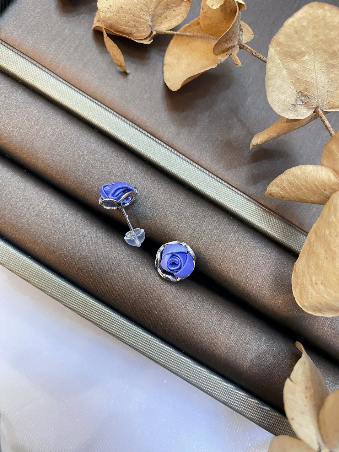 Re-Re蚕丝金工—单朵迷你玫瑰白金耳环 矢车菊蓝 - 耳环/耳夹 - 丝．绢 蓝色