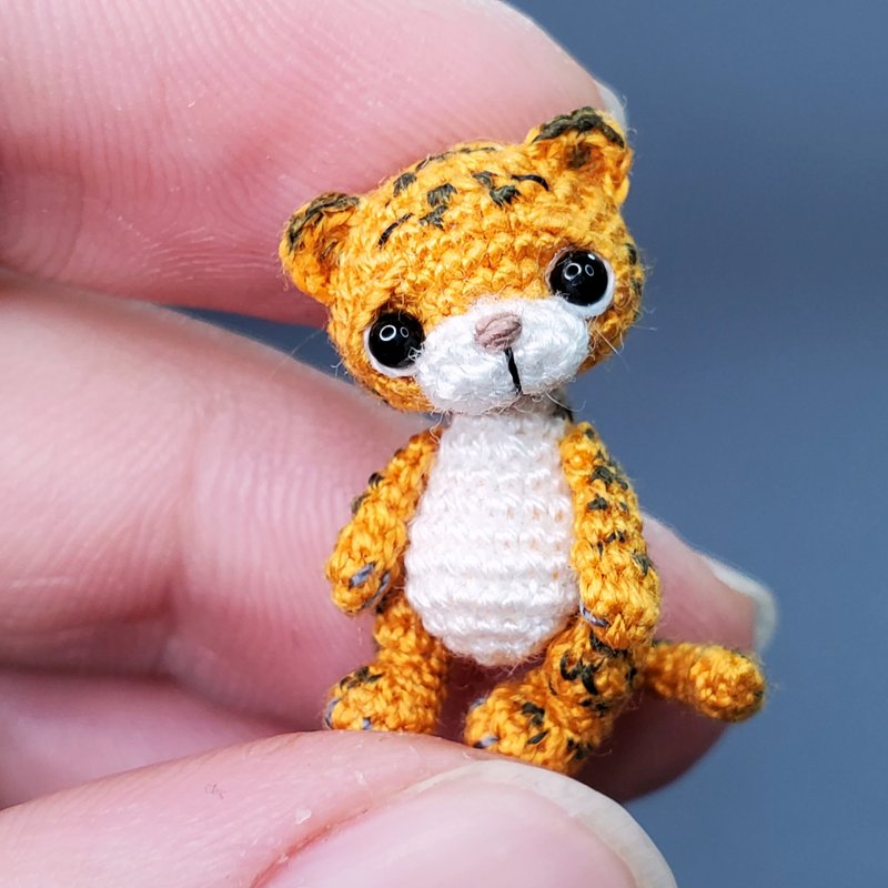 Extremely tiny micro crocheted tiger.Dollhouse miniature. Amigurumi stuffed toy. - 玩偶/公仔 - 棉．麻 橘色