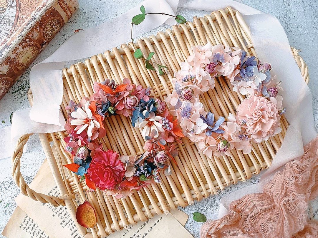 蓝芯手作│康乃馨花圈・永生玫瑰 毕业花束 生日礼物 母亲节礼盒 - 干燥花/捧花 - 植物．花 粉红色