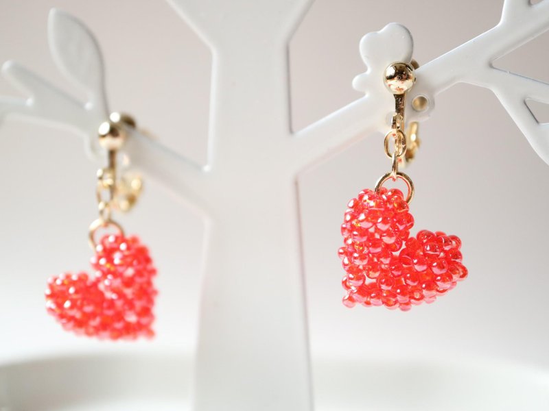Heart Clip-On Red Plump and cute Delicate three-dimensional lace Simple glitter Red Plump and swaying seed beads Girly - 耳环/耳夹 - 玻璃 红色