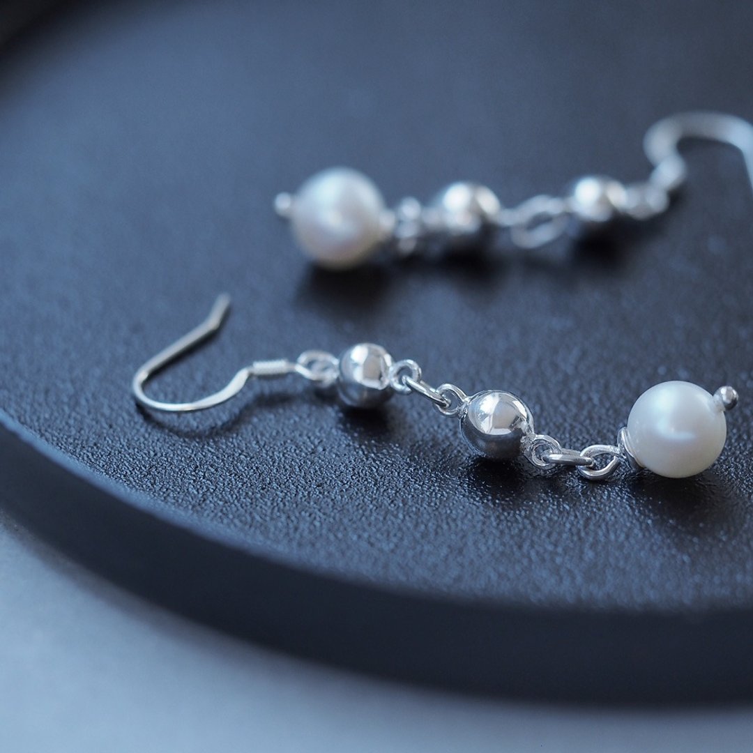 Ball Pearl Earrings Silver 925 - 耳环/耳夹 - 其他金属 白色