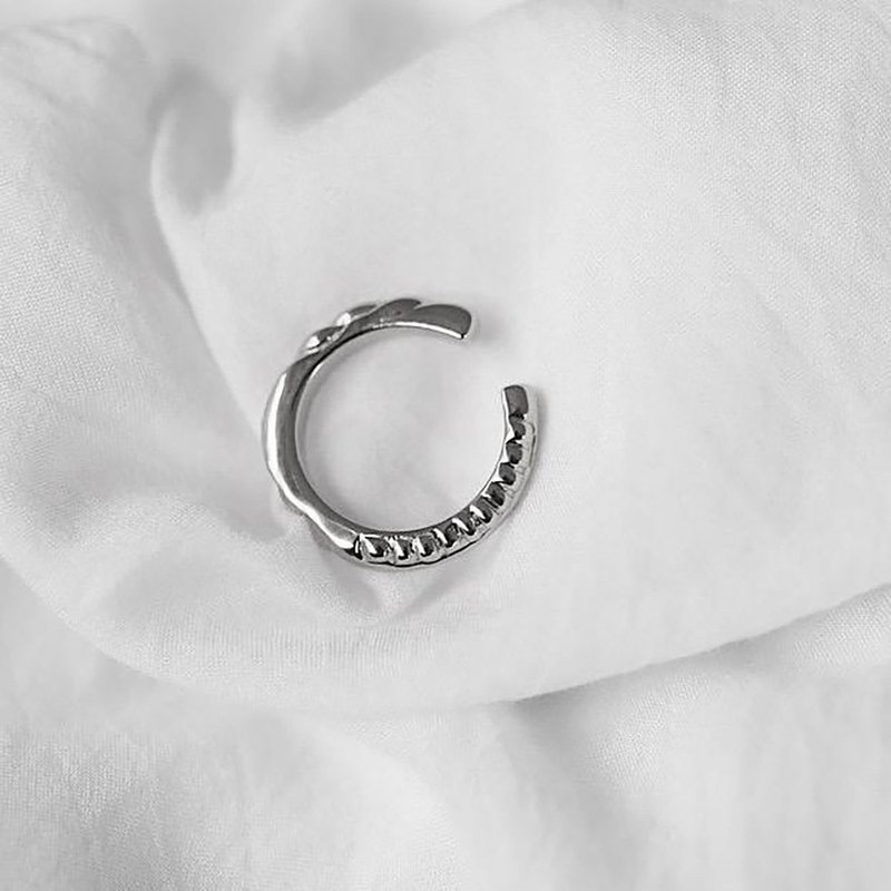 Silver Mamba Ear Cuff 纯银耳骨夹/ 戒指 - 耳环/耳夹 - 纯银 