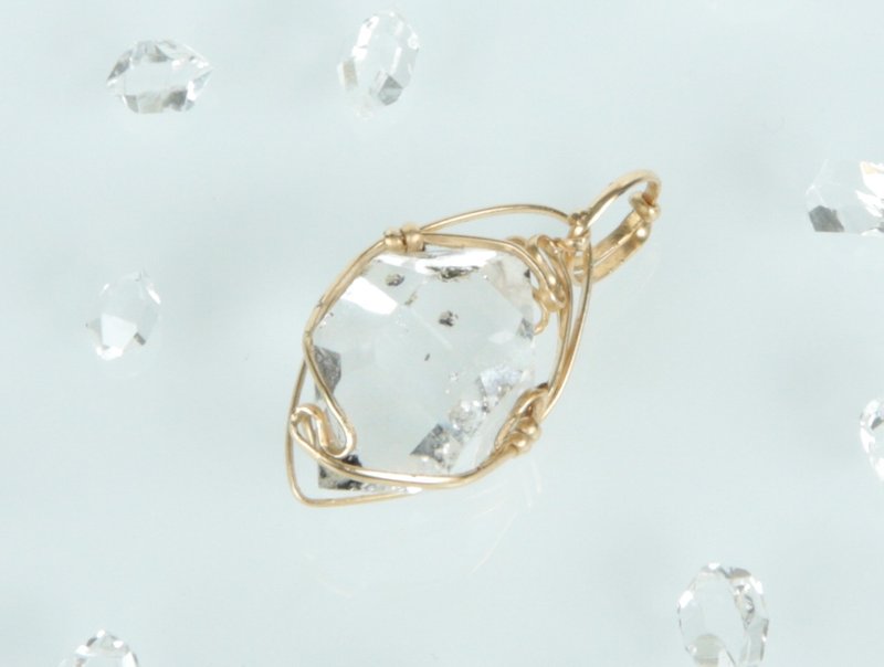 Edith & Jaz • 美国闪灵钻手绕吊坠 (金色) G9 - 项链 - 半宝石 透明