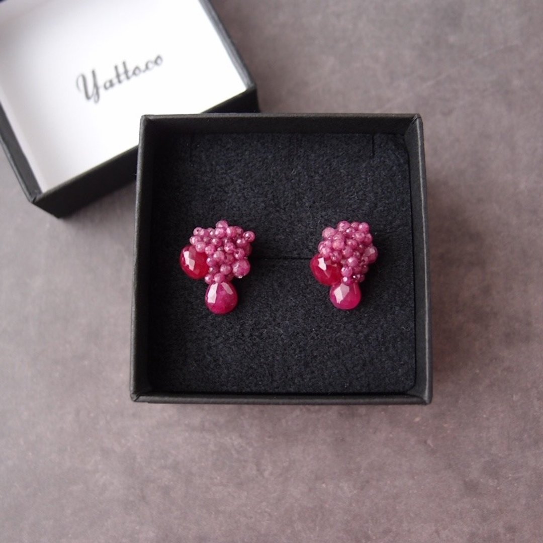 【天然石刺绣 耳针】Ruby Earrings・Dark - 耳环/耳夹 - 宝石 粉红色