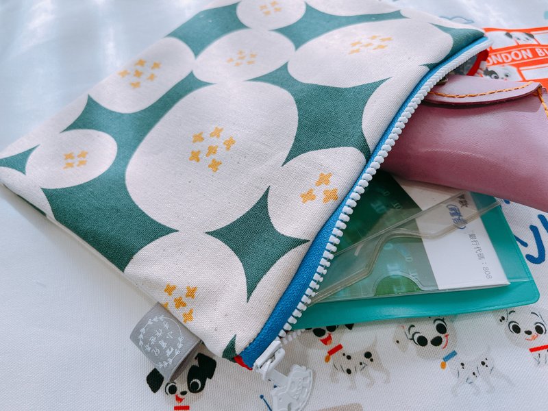 存折包/存折袋/棉棉包-橄榄绿钮扣 - 化妆包/杂物包 - 棉．麻 绿色