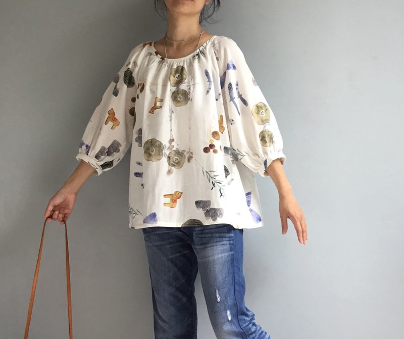 旋转木马/设计师印花布/小马之歌/纯棉双层棉纱澎澎袖圆领上衣 - 女装上衣 - 棉．麻 