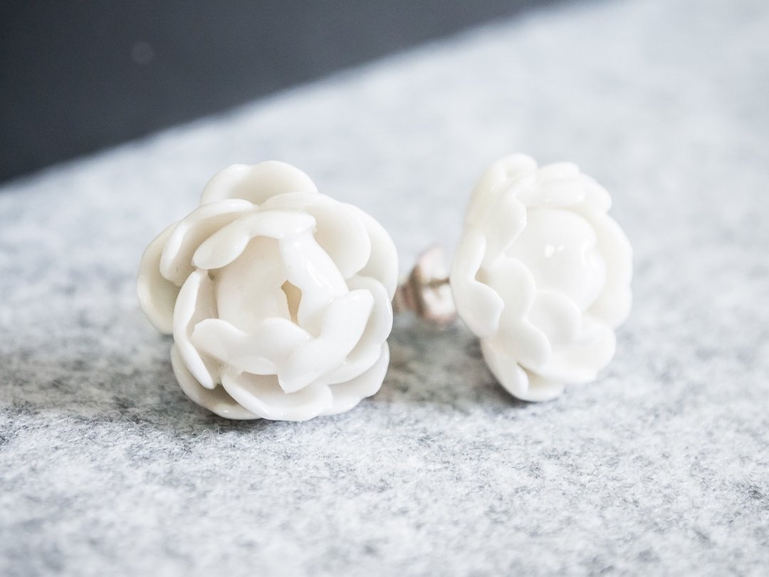 Peony earring - white porcelain - sterling silver (925) - 耳环/耳夹 - 陶 白色