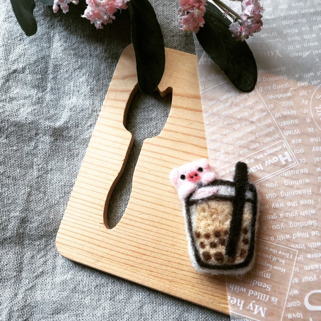 野餐趣 - 珍猪奶茶 羊毛毡 别针 珍珠奶茶 珍珠 猪 - 胸针 - 羊毛 多色