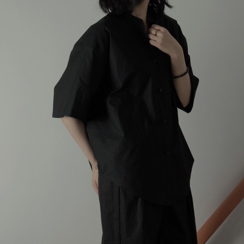 P.YELLOW | 夏季素色极简圆领通勤短袖衬衣-黑色 - 女装衬衫 - 棉．麻 黑色