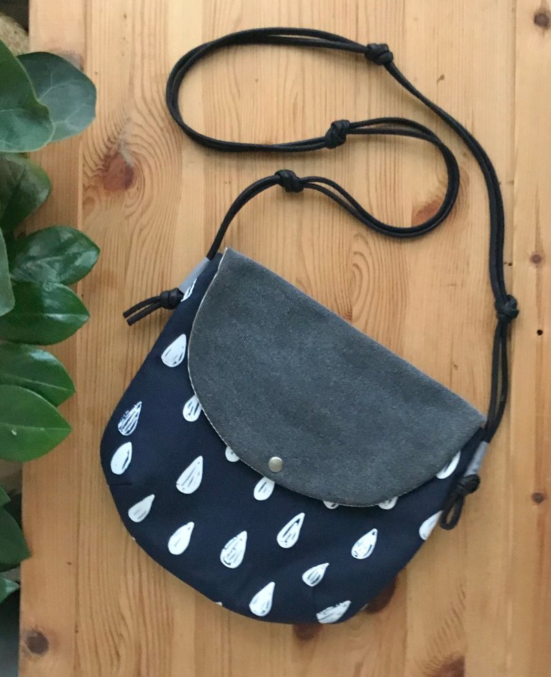 台湾制棉布 轻便小包 水滴图案 背绳可拆当收纳包 手拿包 - 侧背包/斜挎包 - 棉．麻 黑色