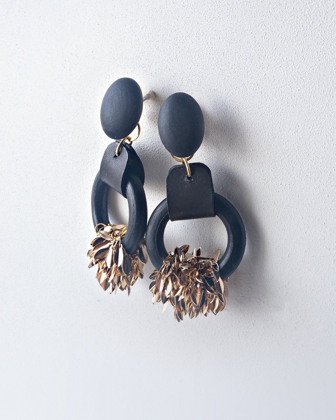 Galaxy 2way earrings /floating/ Interchangeable  oval - 耳环/耳夹 - 木头 黑色