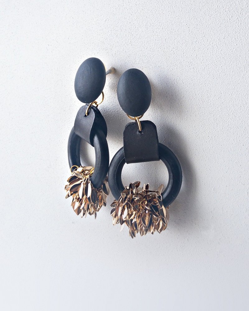 Galaxy 2way earrings /floating/ Interchangeable  oval - 耳环/耳夹 - 木头 黑色