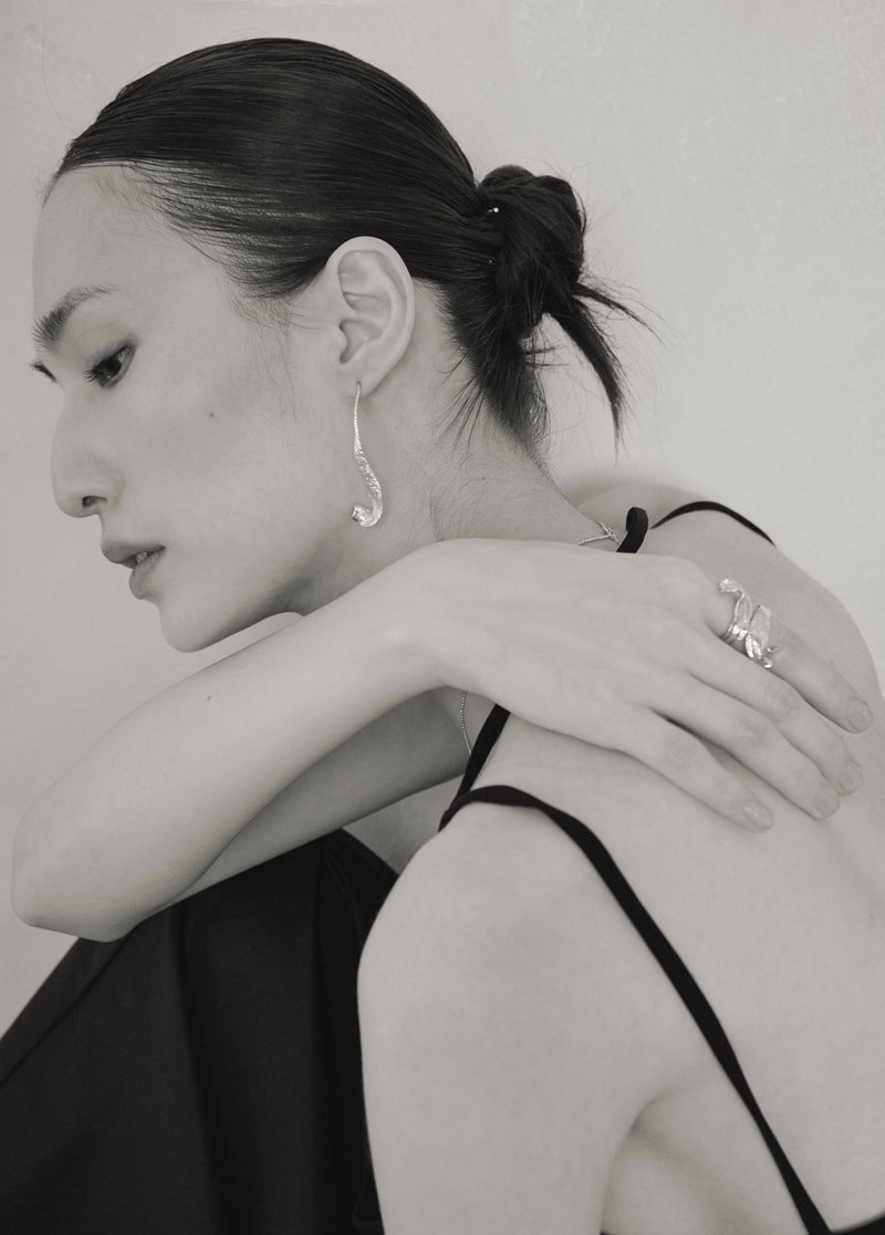 静日隐光 卷蕨垂式耳环 - 耳环/耳夹 - 银 银色