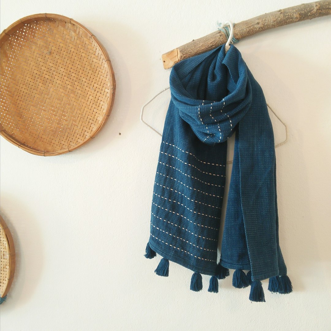 Embroidered shawl / indigo / plant dyeing hand weaving - 围巾/披肩 - 棉 蓝色