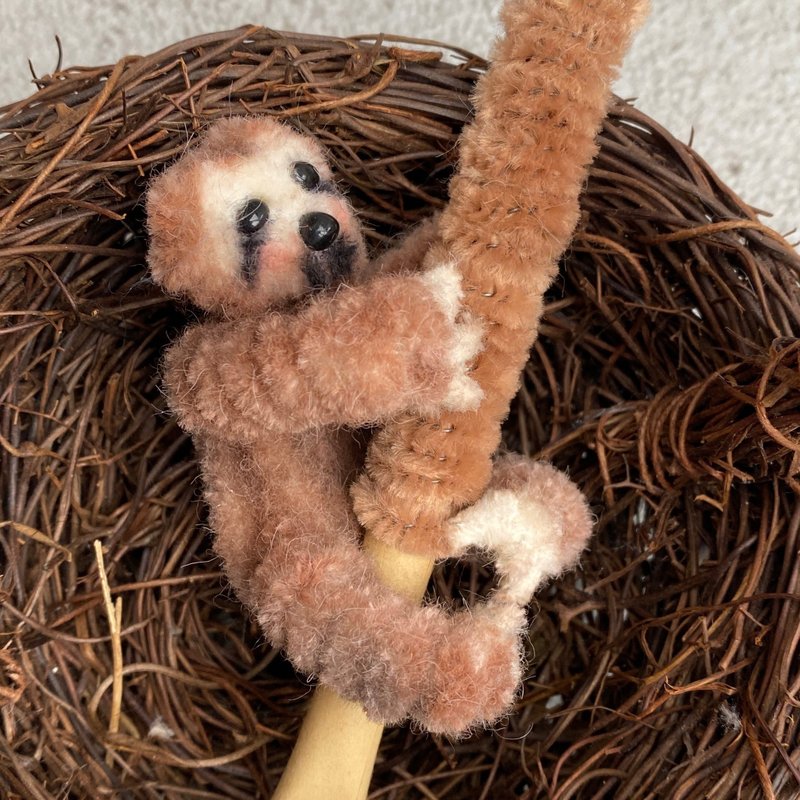 树懒抱着6cm-毛根扭扭棒手作/脏萌流浪动物园/モールアート - 玩偶/公仔 - 其他人造纤维 咖啡色