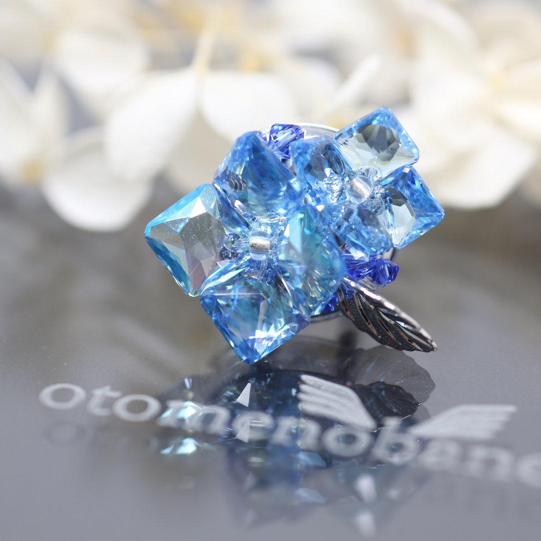 Hydrangea in the Rain Brooch - 胸针 - 水晶 蓝色