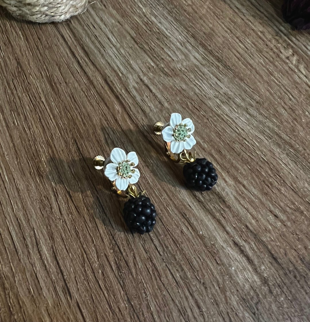 黑莓桑椹花 螺旋耳夹 - 耳环/耳夹 - 陶 黑色