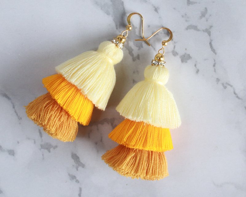 Yellow Beige Gradient Bohemian Layered Tassel Dangle Earrings For Women - 耳环/耳夹 - 棉．麻 黄色