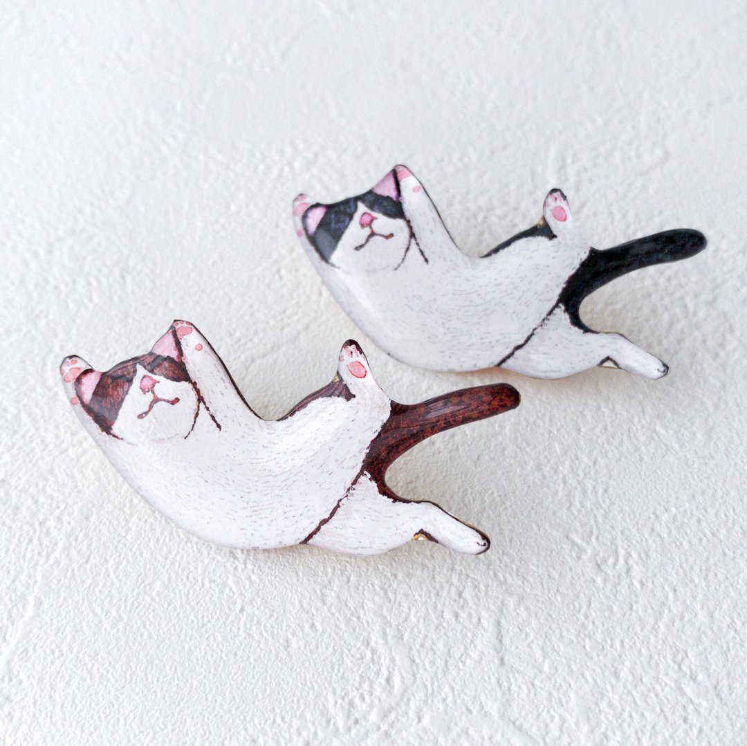 Hachiware pattern kitten brooch - 胸针 - 树脂 黑色