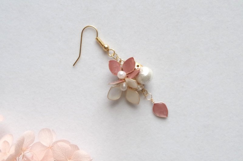 マニキュアフラワーの紫陽花とコットンパールのピアス・オールドローズ - 耳环/耳夹 - 其他材质 粉红色