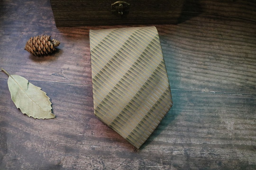 黄色细条纹绅士真丝领带商务正装necktie - 领带/领带夹 - 丝．绢 黄色