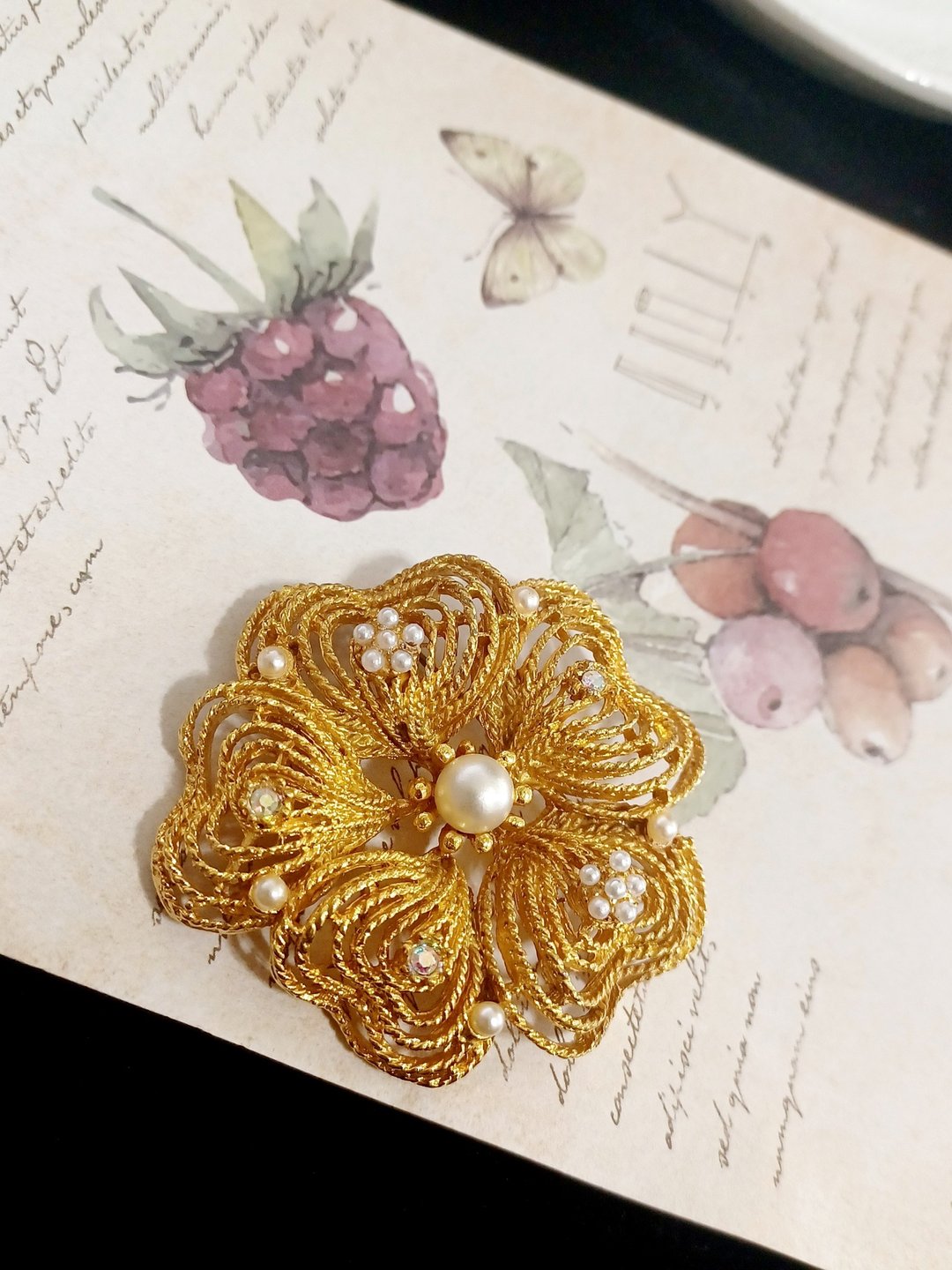 vintage jewelry  典雅金色篓空五瓣花卉莱茵 别针 胸针 - 胸针 - 其他金属 