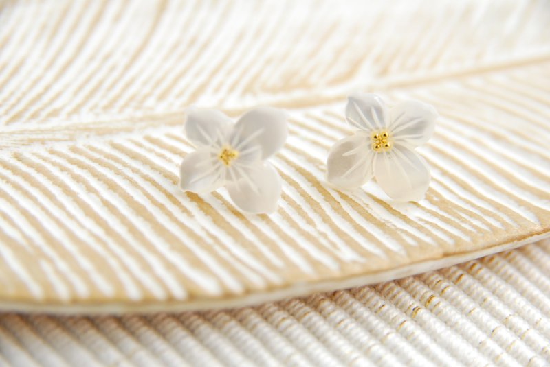 4 petal flower stud earrings white 14kgf - 耳环/耳夹 - 贝壳 白色