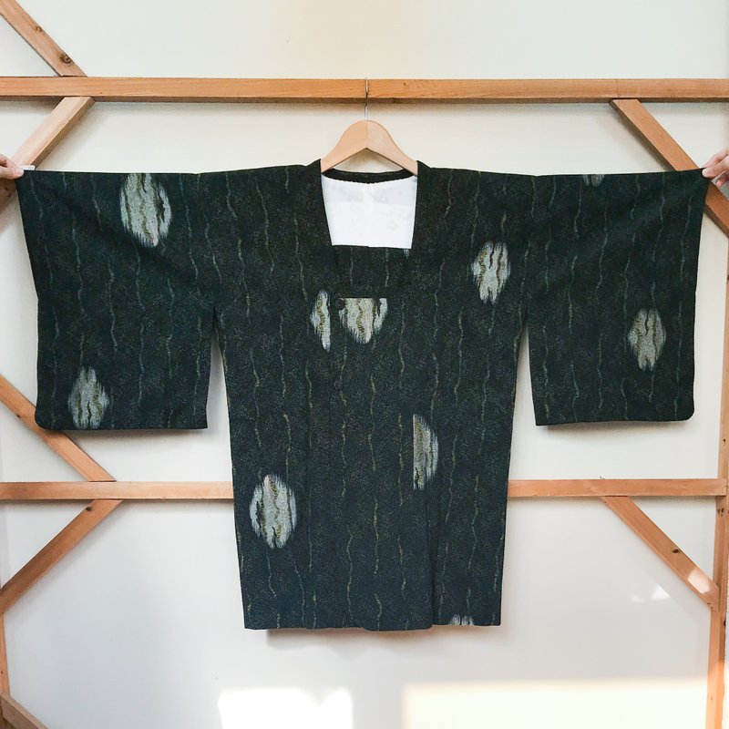 古着和服 / 黑地金点抽象图形道行 - 女装休闲/机能外套 - 丝．绢 黑色