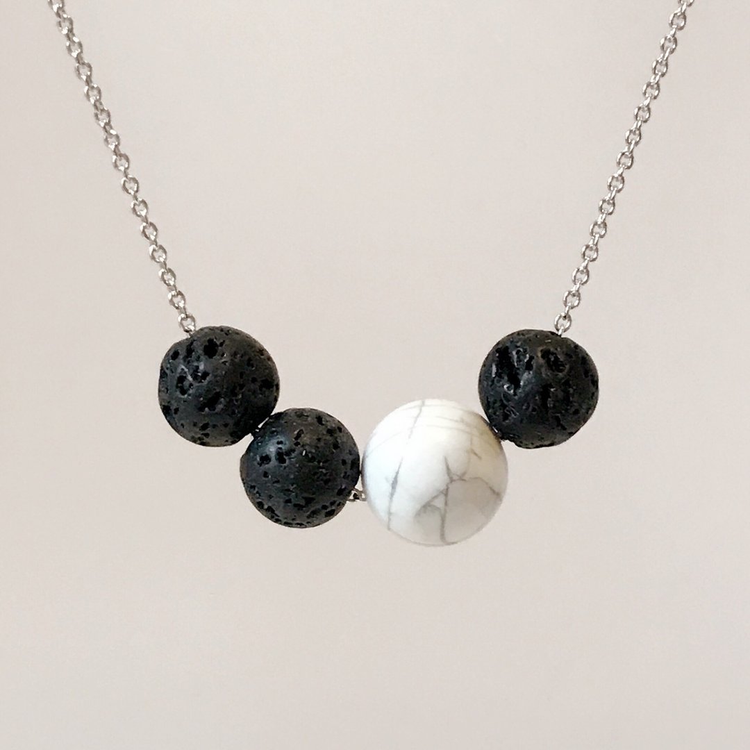 文青简约・白松石圆珠・火山石・镀铑铜链项链 (45cm) 礼物 - 项链 - 宝石 黑色