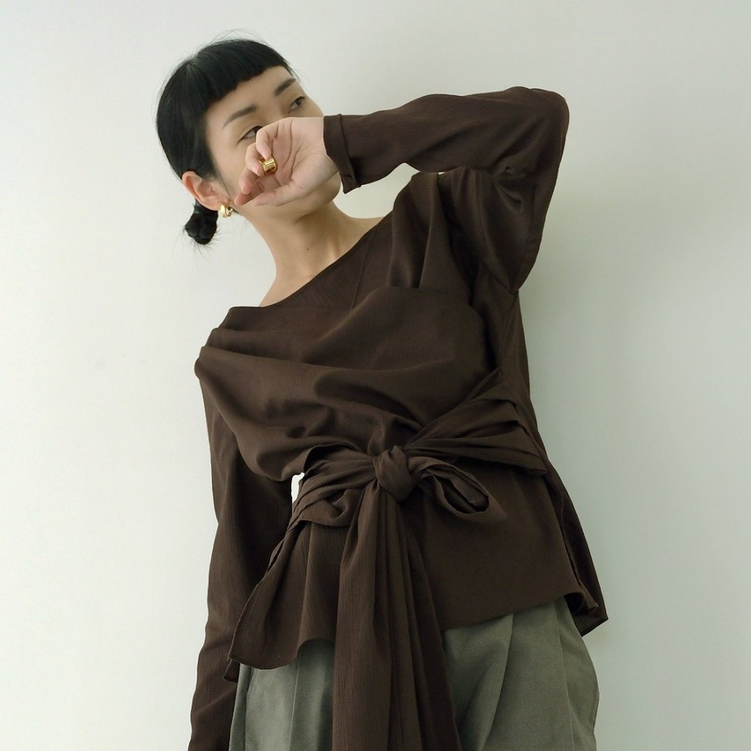 川 衣 WEAR BEING 宽领交叠腰绑带长袖上衣 深咖 - 女装上衣 - 棉 咖啡色