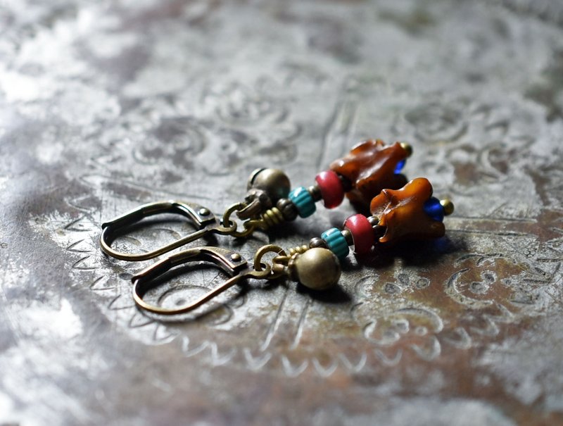 A 您专属 蛇骨与绿松石蓝雪花纹、赤金白心、蓝色古董珠、民族铃铛耳环 - 耳环/耳夹 - 玻璃 咖啡色