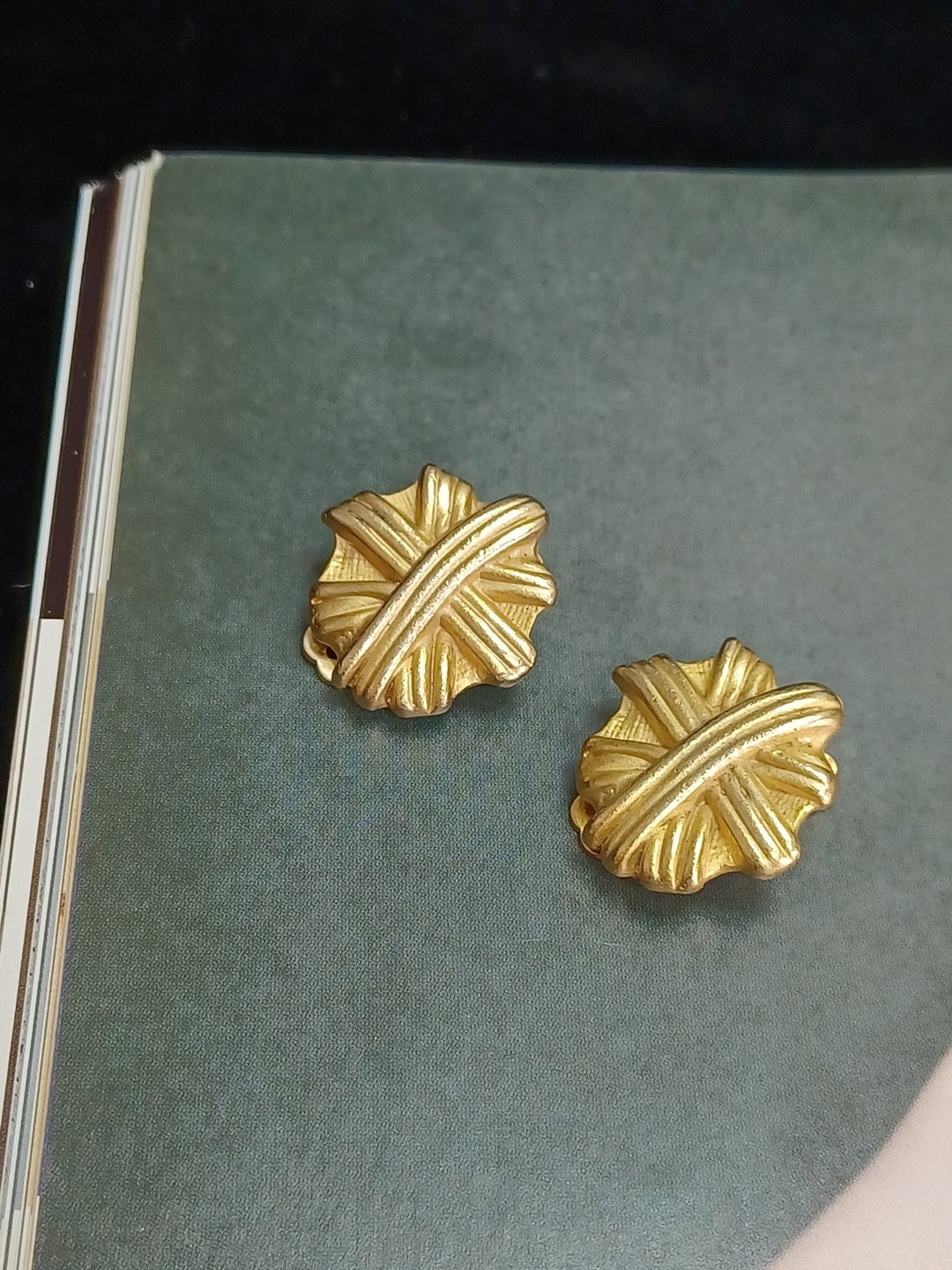 vintage jewelry  古典雾金立体缎带结 夹式耳环 - 耳环/耳夹 - 其他金属 
