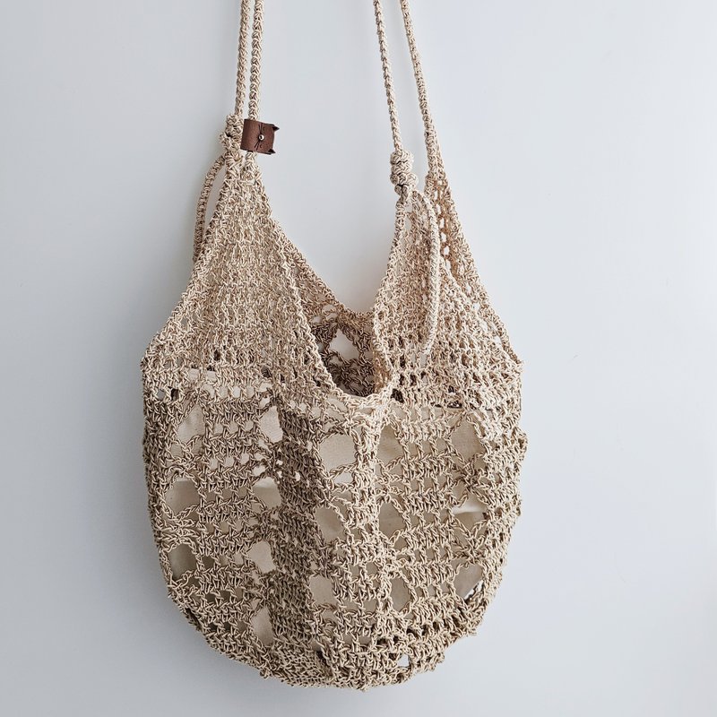 Jess Cadeau。手工编织光泽奶茶色镂空肩背包(附内里束口袋) - 侧背包/斜挎包 - 其他材质 金色