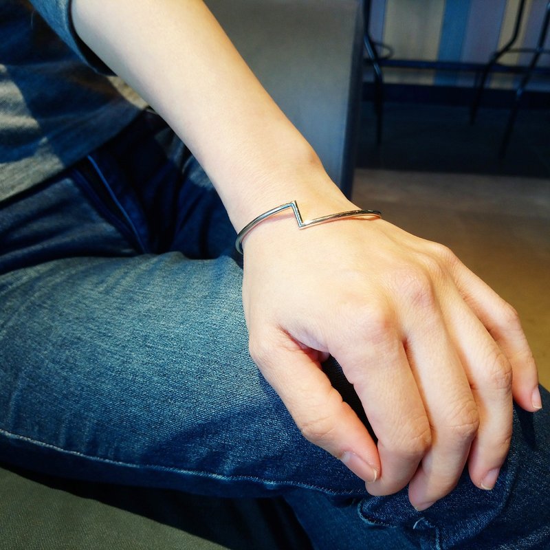 turning a bangle_转折a手环 | 925纯银 限量 简洁风 设计师手作 - 手链/手环 - 银 银色